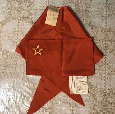 qizil onluq qiymeti: Pioner qalustuku nishani ve papaq desti 50 manat . Qalustuk 10 manat — 3