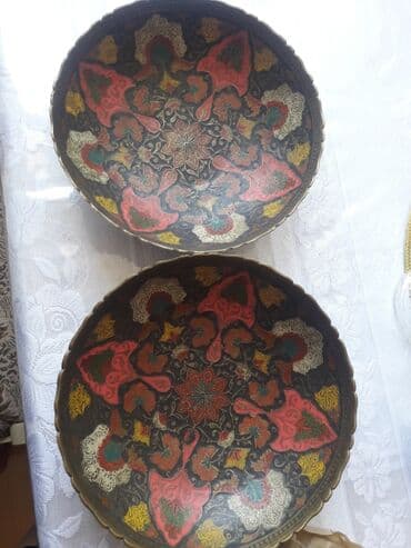 çay süfrəsi şəkilləri: Şərq naxışları ilə bəzədilmiş bürünc dekorativ qab. Qabın alt — 2