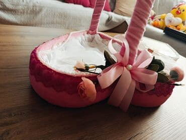 Chery: Fərqli formalarda və rənglərdə hazırlanmış bəzəkli zənbillər. Bu — 1