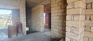 Hasar karkas beton kəmər üzrində tikilib və izolyasiya olunub. Ev — 10