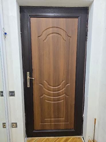 Dəmir giriş qapısı – taxta naxışlı panel - Material: möhkəm metal