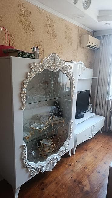 salon dolab: Klassik üslubda qonaq otağı üçün mebel dəsti Tərkib: - Şüşəli vitrin — 2