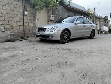 şuşe qaldıran: Mercedes-Benz E-Class sedan (W211), gümüşü rəng. Xüsusiyyətlər: - — 6