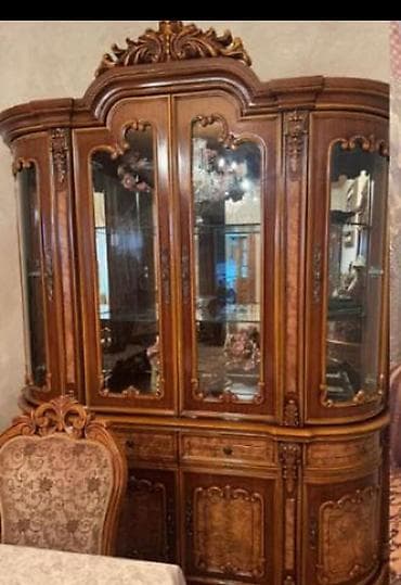 Şüşəli dolab vitrini