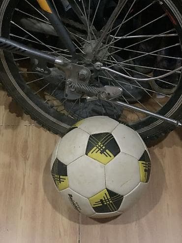 футбол: Futbol topu - Klassik 32 panelli dizayn - Rəng: ağ əsas, qara və sarı — 1