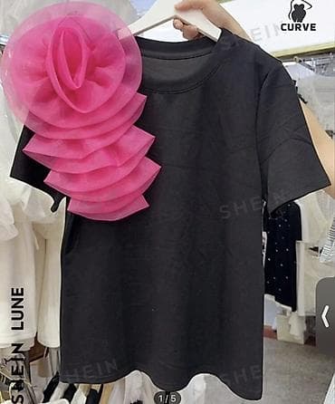 Qara t‑şört – çiyində iri dekorativ güllə - Model: SHEIN Curve xətti — 1