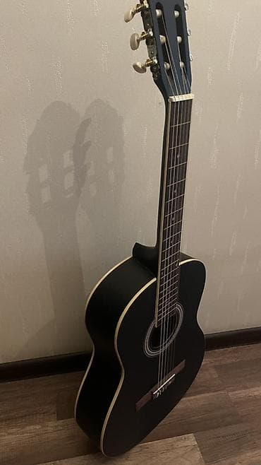 Suzuki klassik gitar – tam ölçü (4/4), qara mat korpus — 2
