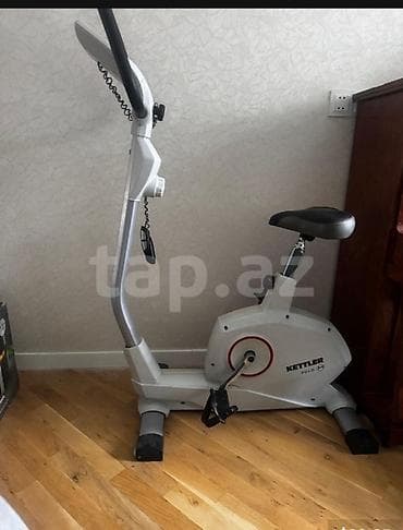 ereb pulu: Kettler Polo S-nin ağ rəngdə olan velotrenajoru. Üzərindəki idarəetmə — 1