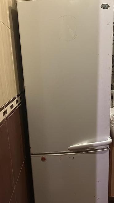 İki qapılı məişət soyuducusu Dondurucusu yaxşıdı, normal işləyir - Üst