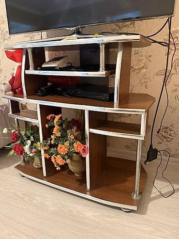 deko: TV stendi/media konsolu - Material: ağac teksturalı laminat və xrom — 1