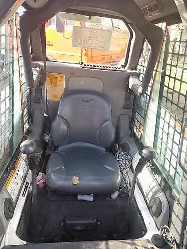 kompressor teh: Bobcat S220 skid steer yükləyici Xüsusiyyətlər: - Model: Bobcat S220 — 9