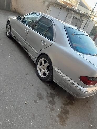 2000 bmw 320i: Mercedes-Benz E-Class: 2 l | 2000 il Sedan — 4