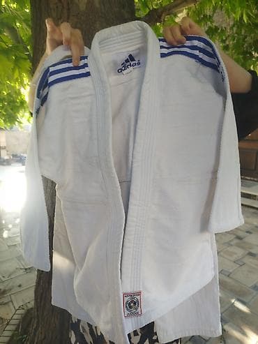 qara şalvar: Adidas uşaq üçün judo gi üstü (kurtka) - Rəng: ağ, çiyinlərdə mavi — 1