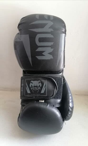 футы для тайского бокса: Venum boks əlcəkləri – 8 öz - Rəng: qara, boz loqo və naxışlarla - — 3