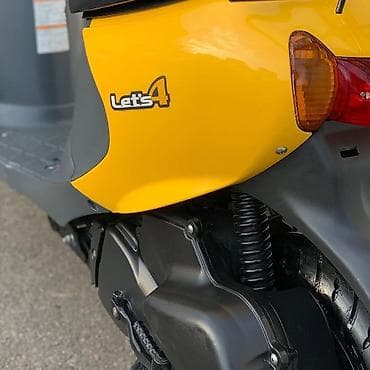 motosiklet teker: Suzuki skuter – parlaq sarı rəngdə, şəhər içi hərəkət üçün ideal — 5