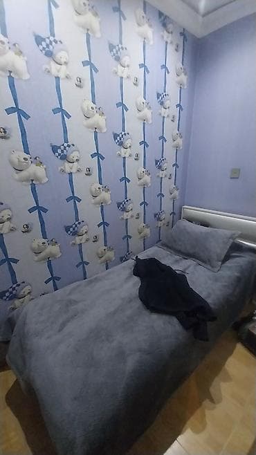 divar resimleri: Uşaq otağı üçün divar kağızı – mavi tonlarda, ayı balası və lent — 9