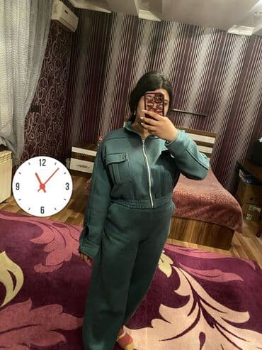 ağ qadın kostyumları: İki hissəli qadın idman dəsti - Rəng: tünd yaşıl/şam ağacı tonları - — 1