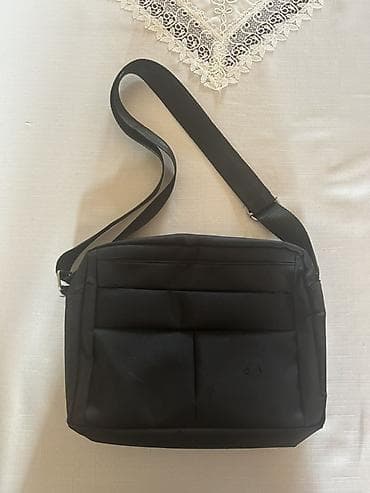 deri sumka: Yastı formalı, qara rəngli çiyin çantası. - Material: suya davamlı — 1
