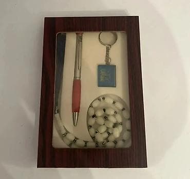 saxta baba hediyyeleri: Hədiyyə dəsti – 3 parçadan ibarət Tərkib: - Gümüşü korpuslu, qırmızı — 1