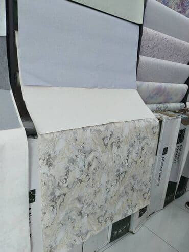 ən gözəl divar kağızları: Divarlar üçün dağ mənzərəli divar kağızı. Ağ fonda boz dağlar və yaşıl — 3