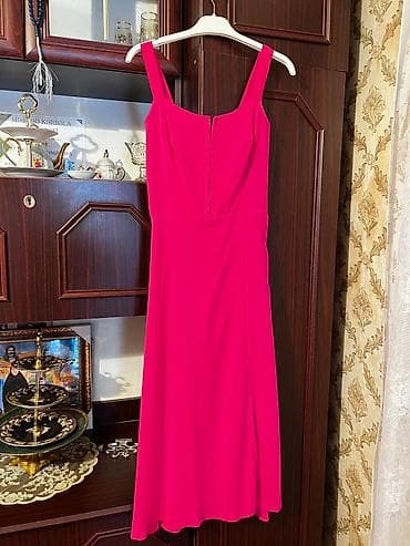 hundurdaban: Qadın paltarı – parlaq çəhrayı rəngdə, sadə və zərif dizayn. - Model — 2