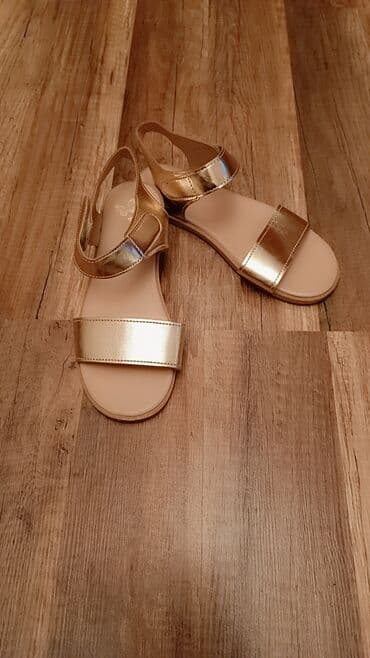 Uwaq ayaqqabisi. 33 razmer. bir defe geyinilib