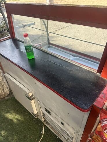 şüşe vitrin: Bu, içərisində paslanmayan polad qablar olan qırmızı rəngli vitrin — 5