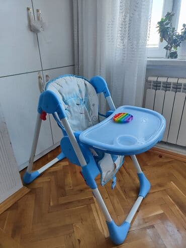 qidalandırmaq üçün uşaq stul yelləncək: Uşaq yemək stulu – mavi/ağ rəngdə, metal ayaqlı təkərlidir. masa çıxır — 3
