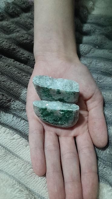 Təbii mineral nümunəsi – iki hissəyə bölünmüş kvars geodası -