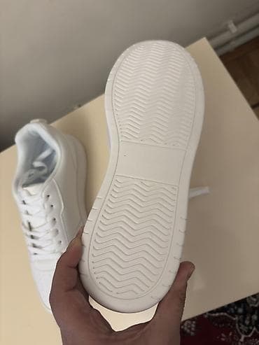 Krasofkalar və idman ayaqqabıları: Ağ rəngli unisex idman ayaqqabısı Yenidir istifade olunmayib — 5