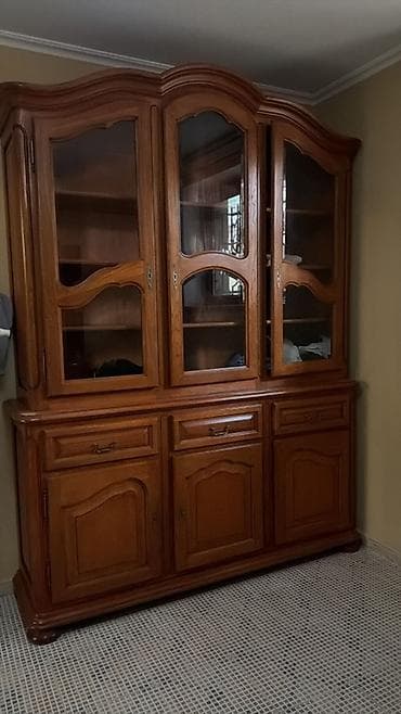 Klassik taxta mebel dəsti Tərkibi: - Böyük vitrin-bufet: yuxarı hissə