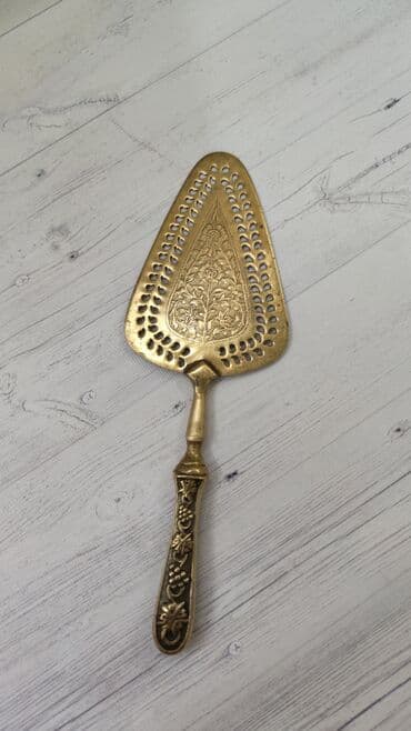 Latun Hindistan istehsalı əl işi tort götürən Çox nadir və gözəl əl lalafo.az -da Latun Hindistan istehsalı əl işi tort götürən Çox nadir və gözəl əl