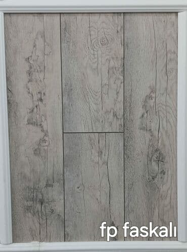 Ağac naxışlı laminat döşəmə. Bu, evinizə və ya ofisinizə təbii və