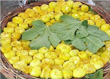 əncir qurusu: Pirşaĝı quru enciri. Yayda Pirşaĝıda quruduruq. Kohne sovet krovatinda — 3