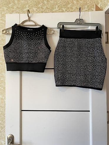 desd paltarlar: Qara rəngdə, daşlarla bəzədilmiş iki hissəli dəst: Materalı beden — 1