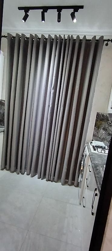 vilur parca turkce: Qara karnizli, halqalı asma 2 eded dekor perde. Hündürlüyü 2.70 Eni — 1