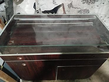 Vitrinli şkaf – şüşə üstlü, işıqlı - Material: tünd qoz rəngli — 2