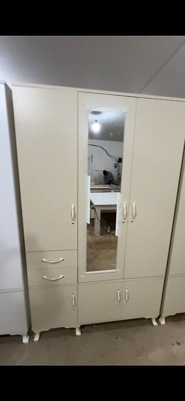 balaca dolab: Düz dolab, Yataq otağı üçün, Paltar üçün, Açılan, Korpuslu, 3 qapılı — 1