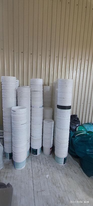plasmas qapi: Plastik qapaqlı vedrə və konteynerlər (ağ rəng) - Həcm: əsasən iri — 1