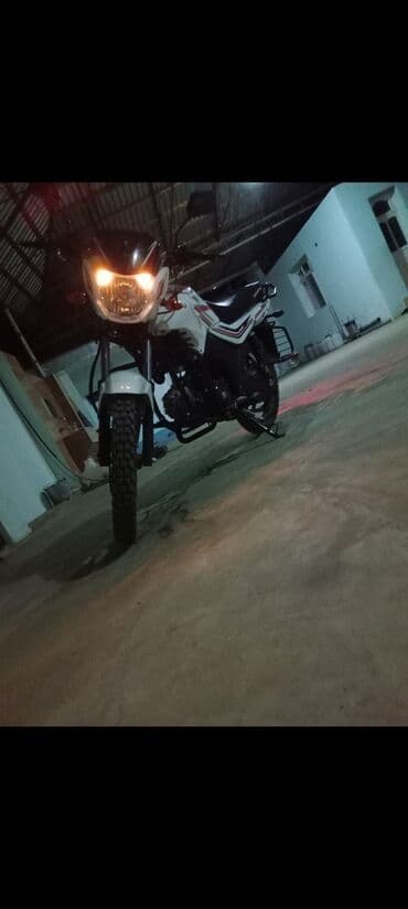 606 mator: Enduro tərzində ağ-qara rəng sxemi ilə motosiklet. Xüsusiyyətlər: - — 1