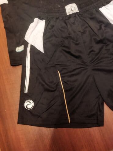 футбольная форма новая: Futbol oyunu dəsti.Yenidir etiketi üstündə.Yaxası üçbucaq formasında — 5