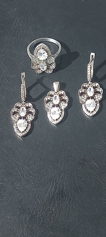 1 грамм золота цена 585 в баку: Gümüş dəst "üzük, sırğa və həmayil" dəsti satılır. Üzüyün ölçüsü 8.5 — 9