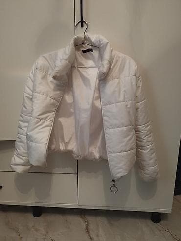 Ağ rəngli yüngül qadın qısa şişmə gödəkcə. - Material: parlaq