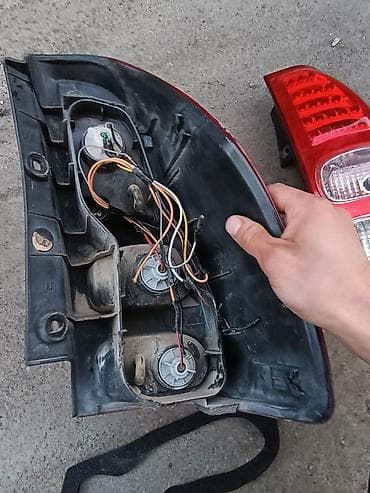 mercedes e 230: LED, Toyota — 2