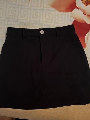 Qara mini ətək - Rəng: dərin qara - Kəsim: düz siluet, mini uzunluq -