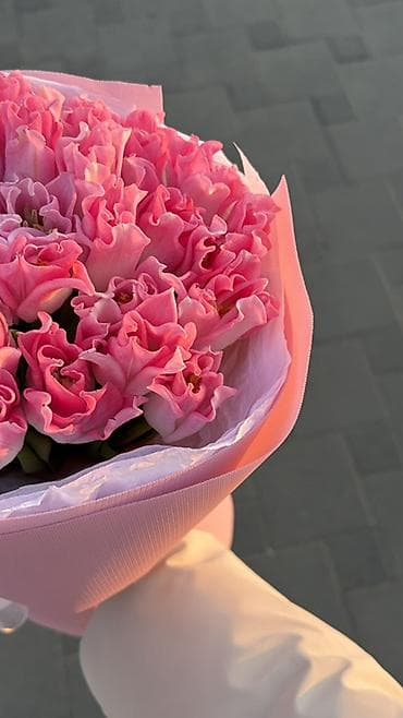 qirmizi kala gulu: Pembe lalələrdən ibarət zərif buket - Çeşid: büzməli ləçəklərə malik — 1