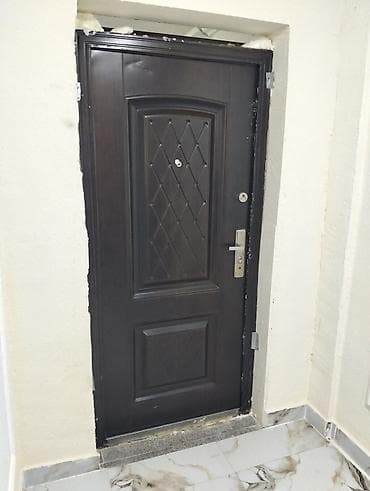 Tünd qəhvəyi rəngdə metal giriş qapısı. Qapı möhkəm konstruksiyaya və — 1