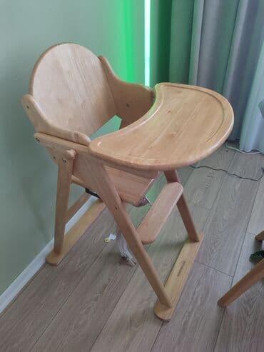 Детский стул для кормления.Б/у.Изготовлен из хорошей древесины,покрыт