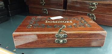 idman şort: Taxta qutuda domino dəsti - Klassik “Dominoes” yazılı taxta qutu — 3