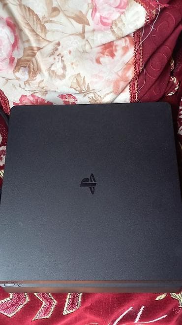 PlayStation 4 Slim komplekt - Konsol: Sony PlayStation 4 Slim (qara — 2